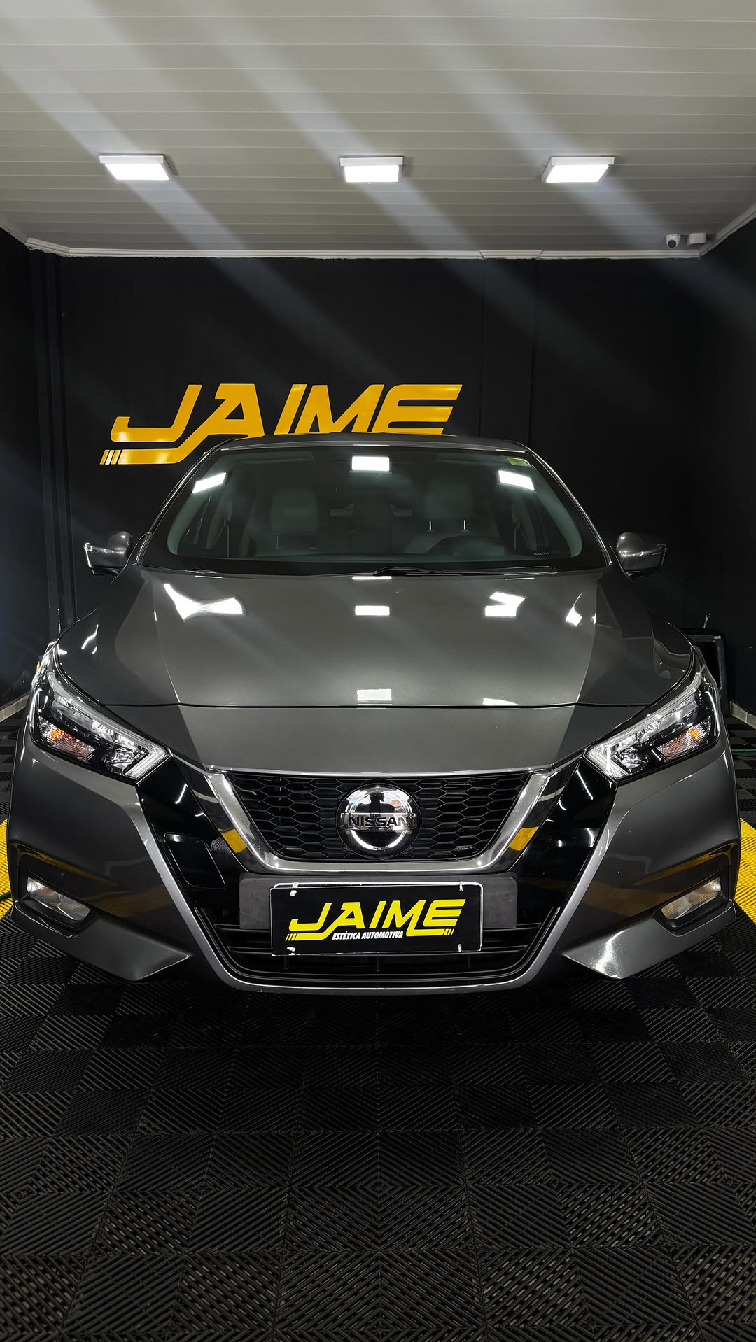 Nissan branco com acabamento Jaime